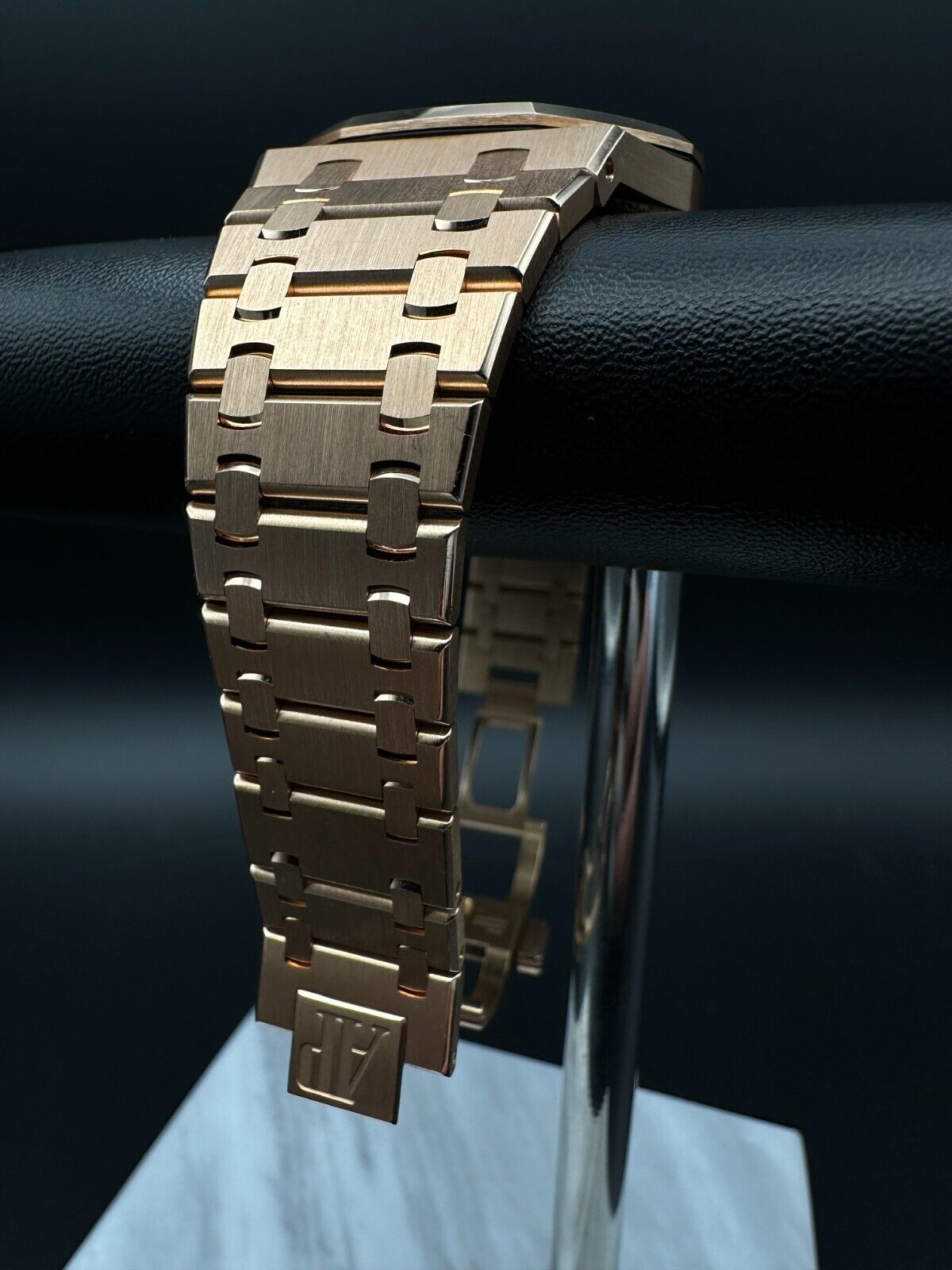 Audemars Piguet Royal Oak Jumbo 15202OR.OO.1240OR.01, 2017 model, featuring a 39mm 18K rose gold case, blue dial, and matching flat link rose gold bracelet. Good condition with light signs of wear. Includes inner and outer boxes and warranty booklet. Available at The Watch Trader, Madison, Connecticut.