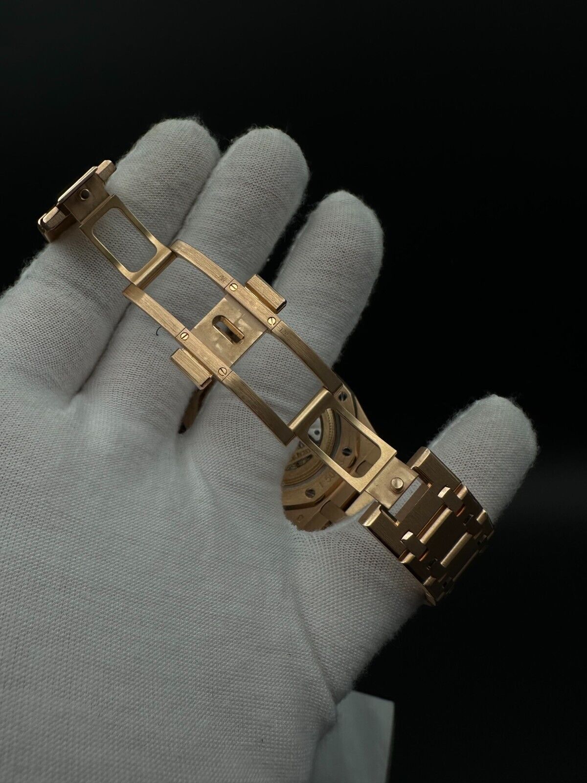 Audemars Piguet Royal Oak Jumbo 15202OR.OO.1240OR.01, 2017 model, featuring a 39mm 18K rose gold case, blue dial, and matching flat link rose gold bracelet. Good condition with light signs of wear. Includes inner and outer boxes and warranty booklet. Available at The Watch Trader, Madison, Connecticut.