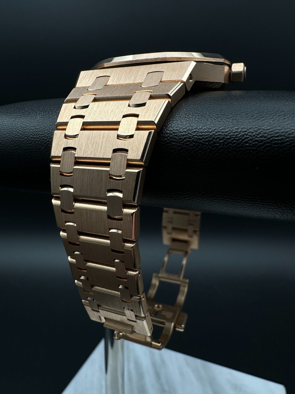 Audemars Piguet Royal Oak Jumbo 15202OR.OO.1240OR.01, 2017 model, featuring a 39mm 18K rose gold case, blue dial, and matching flat link rose gold bracelet. Good condition with light signs of wear. Includes inner and outer boxes and warranty booklet. Available at The Watch Trader, Madison, Connecticut.