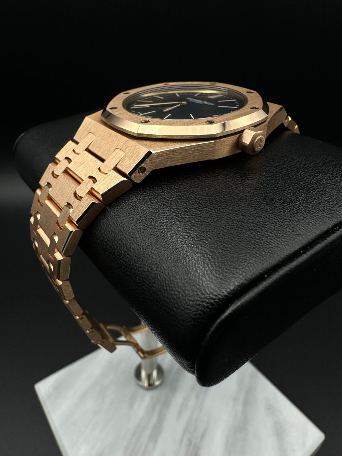 Audemars Piguet Royal Oak Jumbo 15202OR.OO.1240OR.01, 2017 model, featuring a 39mm 18K rose gold case, blue dial, and matching flat link rose gold bracelet. Good condition with light signs of wear. Includes inner and outer boxes and warranty booklet. Available at The Watch Trader, Madison, Connecticut.