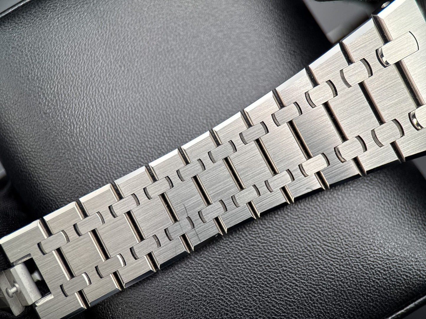 Audemars Piguet Royal Oak 15510ST.OO.1320ST.07 Black Dial Automatic 41mm - 20256