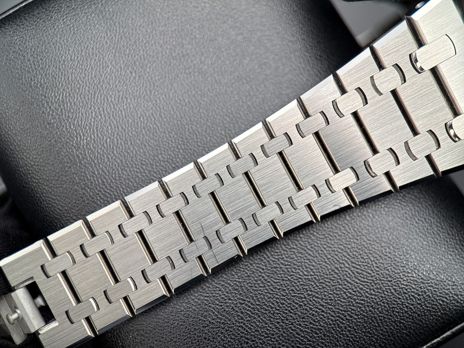 Audemars Piguet Royal Oak 15510ST.OO.1320ST.07 Black Dial Automatic 41mm - 20256