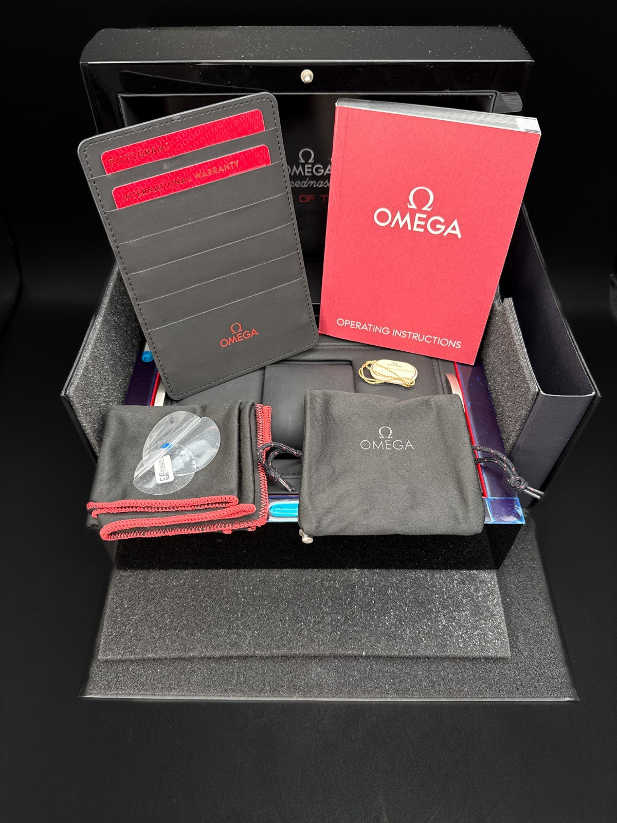 OMEGA Speedmaster Moonwatch Dark Side of the Moon Apollo 8 311.92.44.30.01.0019