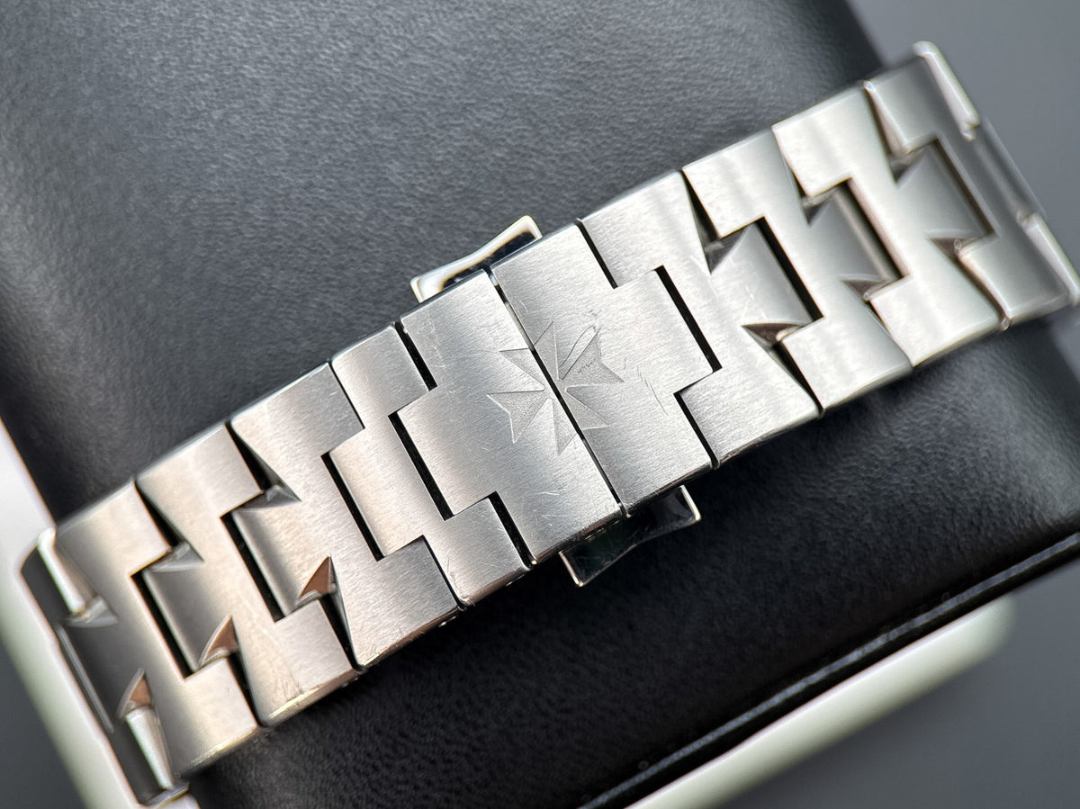 Vacheron Constantin Overseas 47040/B01A-9093 Silver 2016 - photo 10 of 11