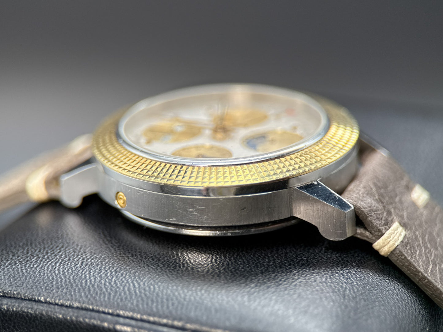 Universal Genève Tri-Compax 104.41.990 Cream Dial Automatic 39mm Watch3