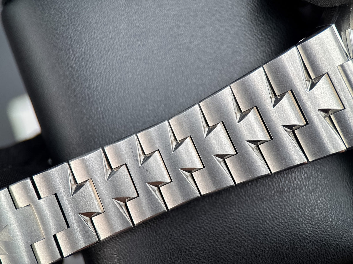 Vacheron Constantin Overseas 47040/B01A-9093 Silver 2016 - photo 8 of 11