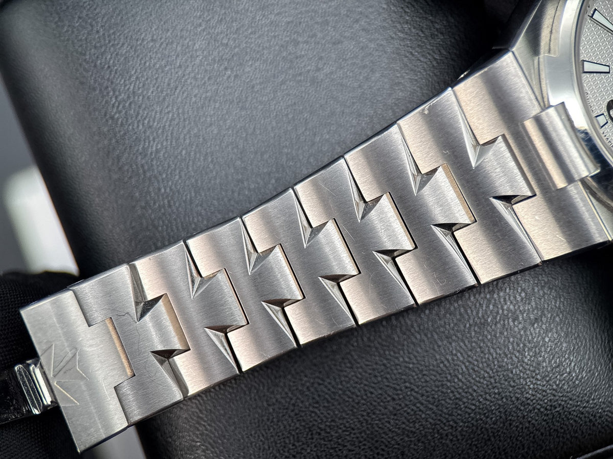 Vacheron Constantin Overseas 47040/B01A-9093 Silver 2016 - photo 7 of 11