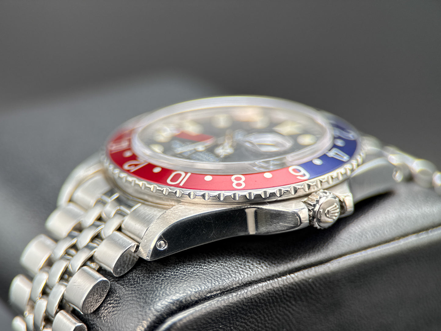 Vintage Rolex GMT-Master 1675 Pepsi Black Dial Jubilee 40mm Automatic Watch