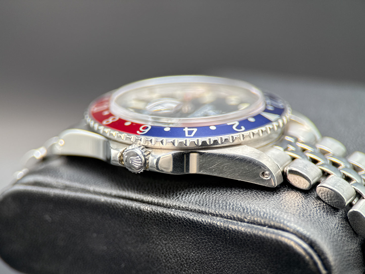 Vintage Rolex GMT-Master 1675 Pepsi Black Dial Jubilee 40mm Automatic Watch