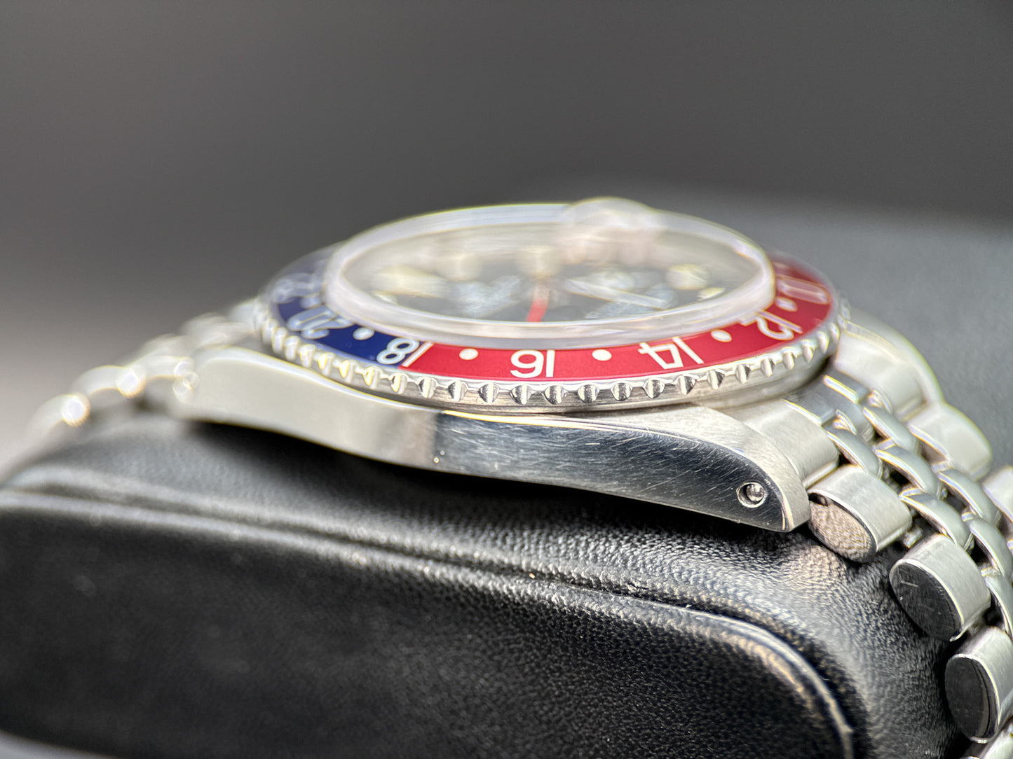 Vintage Rolex GMT-Master 1675 Pepsi Black Dial Jubilee 40mm Automatic Watch